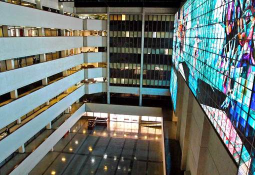 La decisión también abordó criterios relacionados con la responsabilidad solidaria de los accionistas y el tema del pago de las obligaciones laborales en moneda extranjera