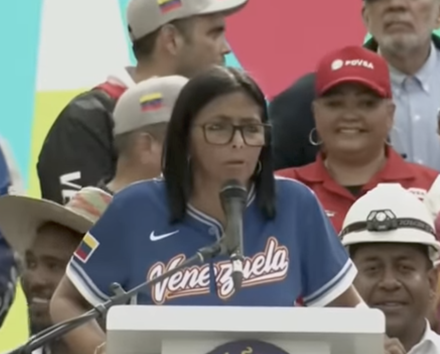 La medida señala un monto de 240 dólares americanos mensuales y un ajuste en las pensiones equivalente a 70 dólares de los Estados Unidos de América por mes.